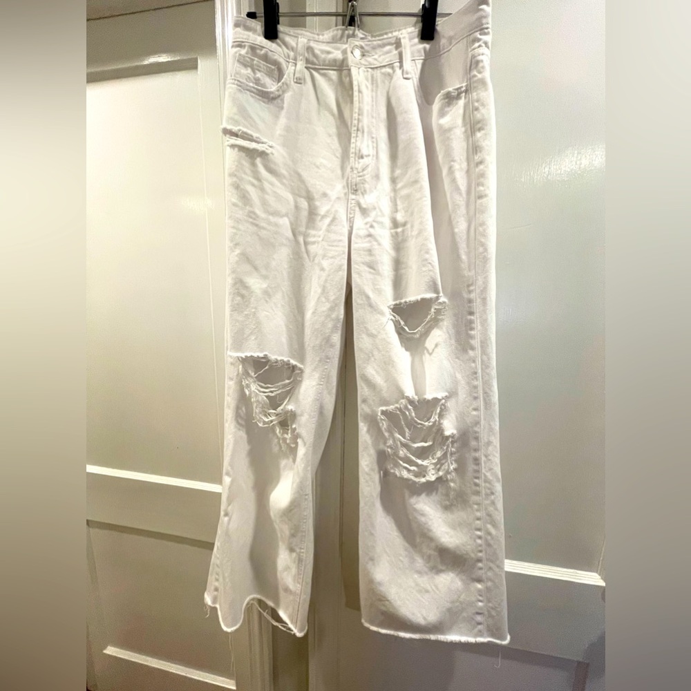 Vervet Women’s White Wide leg distressed Jeans with raw hem. Size 29